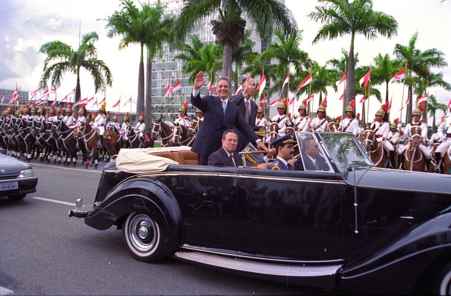 Festa de Posse do Presidente Fernando Henrique Cardoso - Ao seu lado o vice-presidente Marco Maciel - Rolls Royce presidencial
