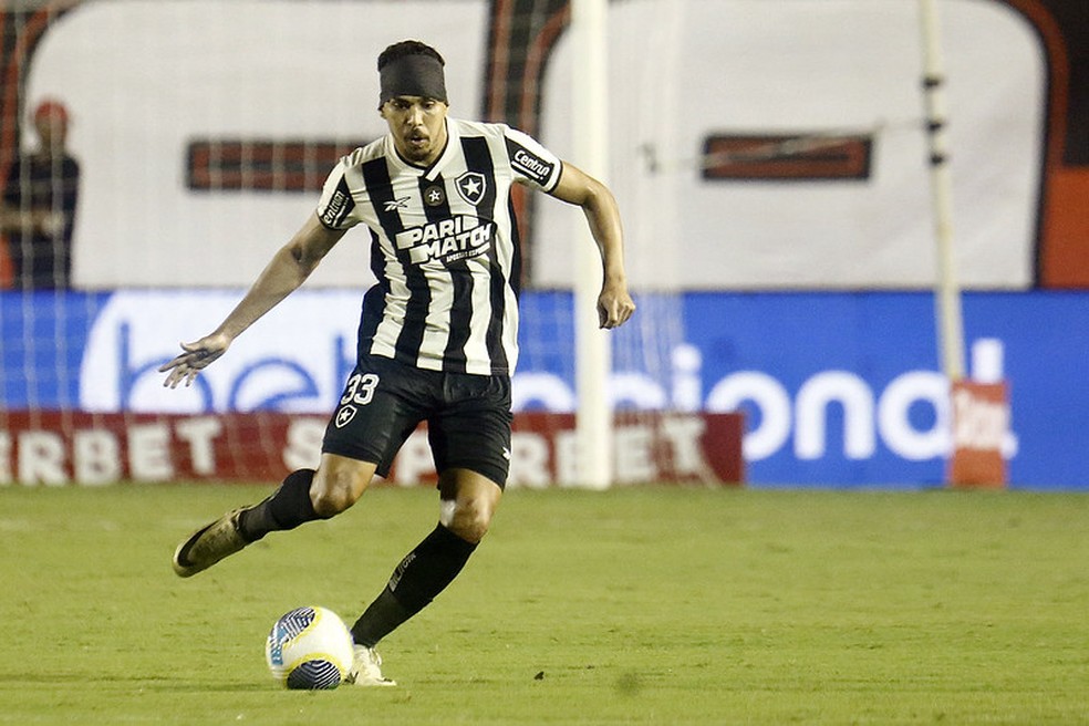 Eduardo, do Botafogo, lesionou a coxa direita no momento em que cobrou um pênalti contra o Vitória — Foto: Vitor Silva/Botafogo