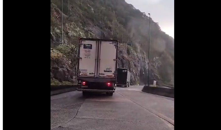 As fortes rajadas de vento provocadas pela passagem do ciclone extratropical fizeram caminhões balançar na Serra do Rio do Rastro,
