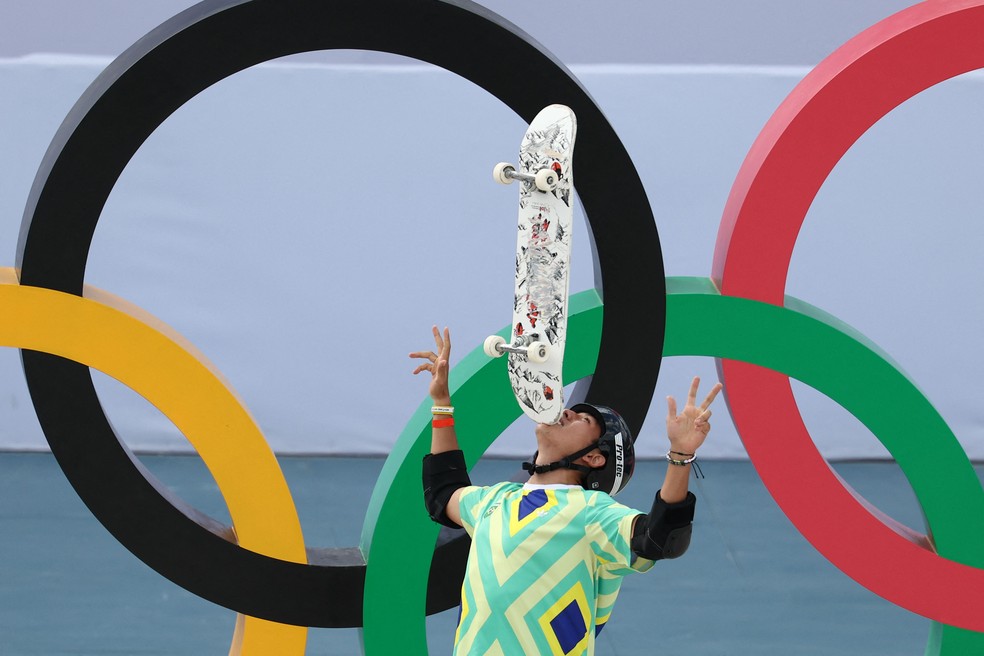 Augusto Akio comemora medalha de bronze na final do skate park em Paris-2024 — Foto: Franck FIFE / AFP