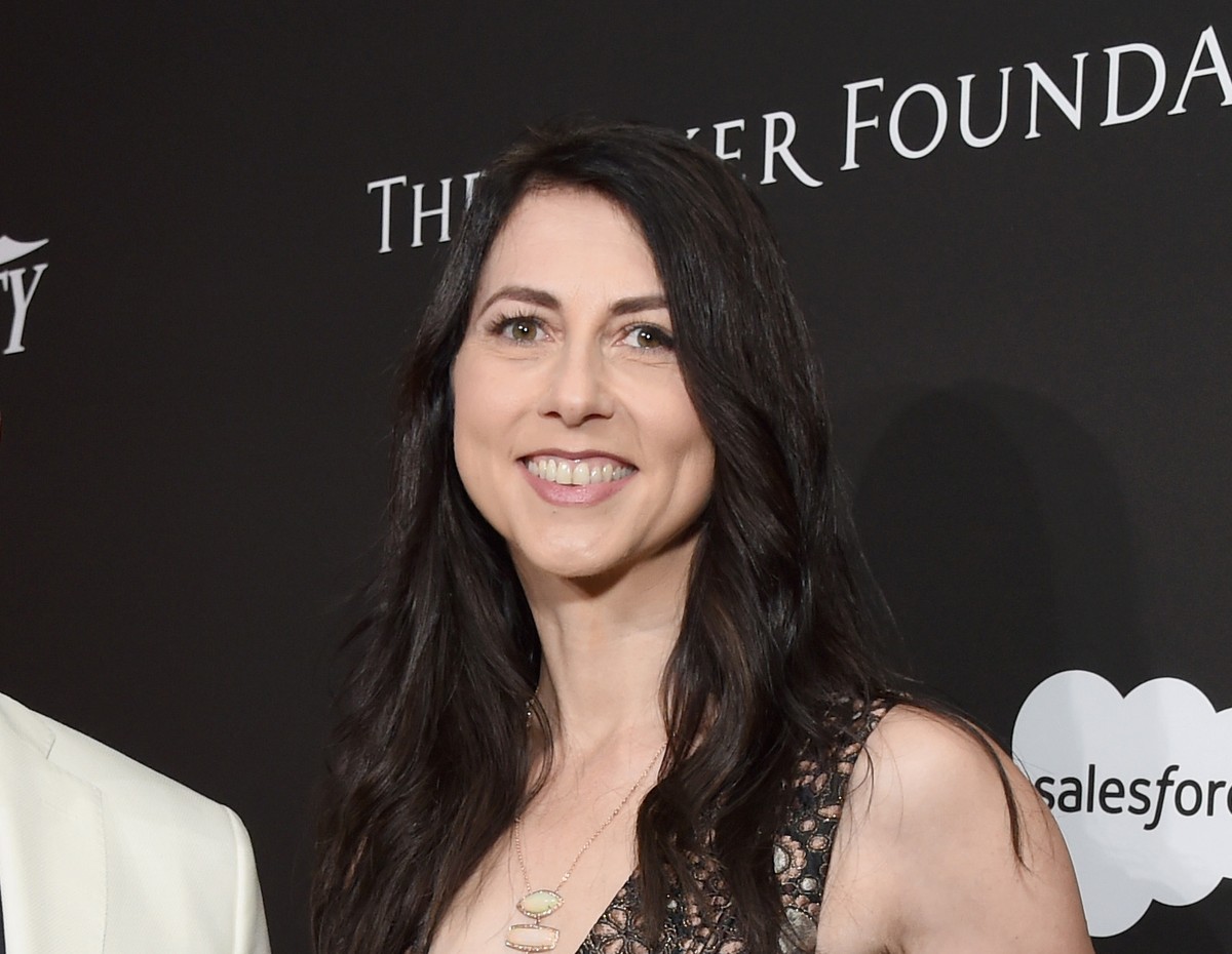 MacKenzie Scott, ex-mulher de Jeff Bezos, reduz sua fatia na Amazon em ...