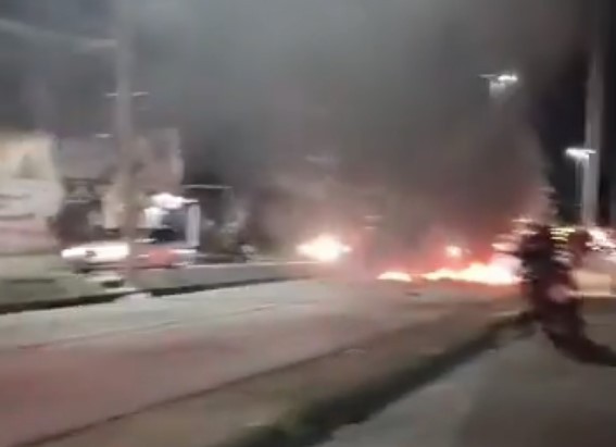 Manifestação na Avenida Cesário de Melo interrompe circulação do BRT Transoeste