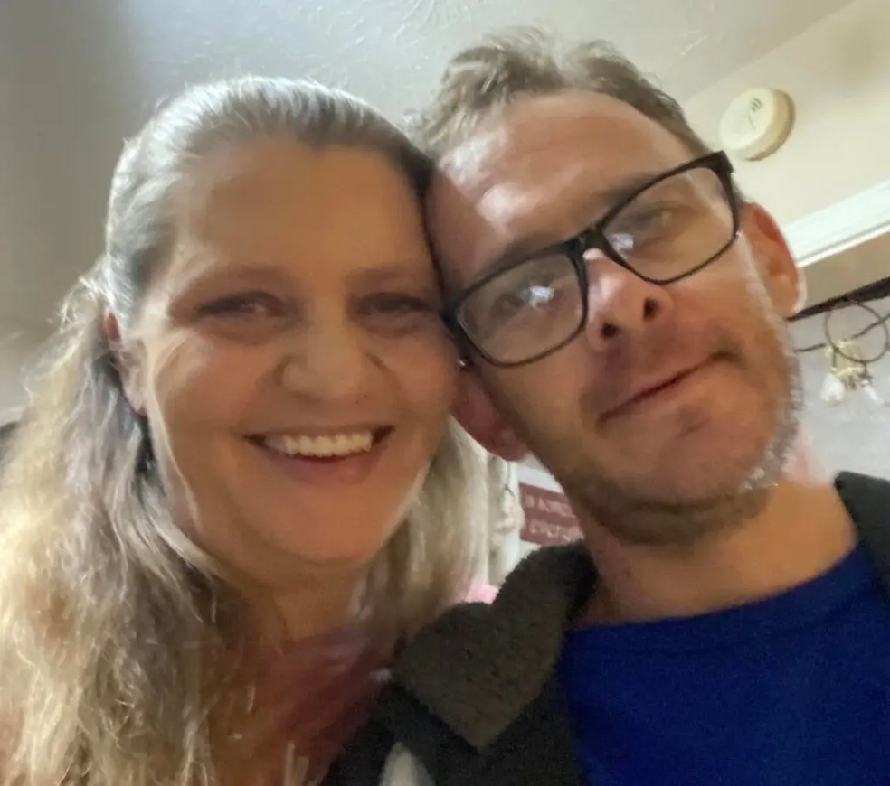 Donna Rhorer, irmã e tutora legal de Hoover, com ele após a cirurgia de doação de órgãos cancelada. Ela disse que esperava que as autoridades adotassem mais normas de segurança. — Foto: The New York Times
