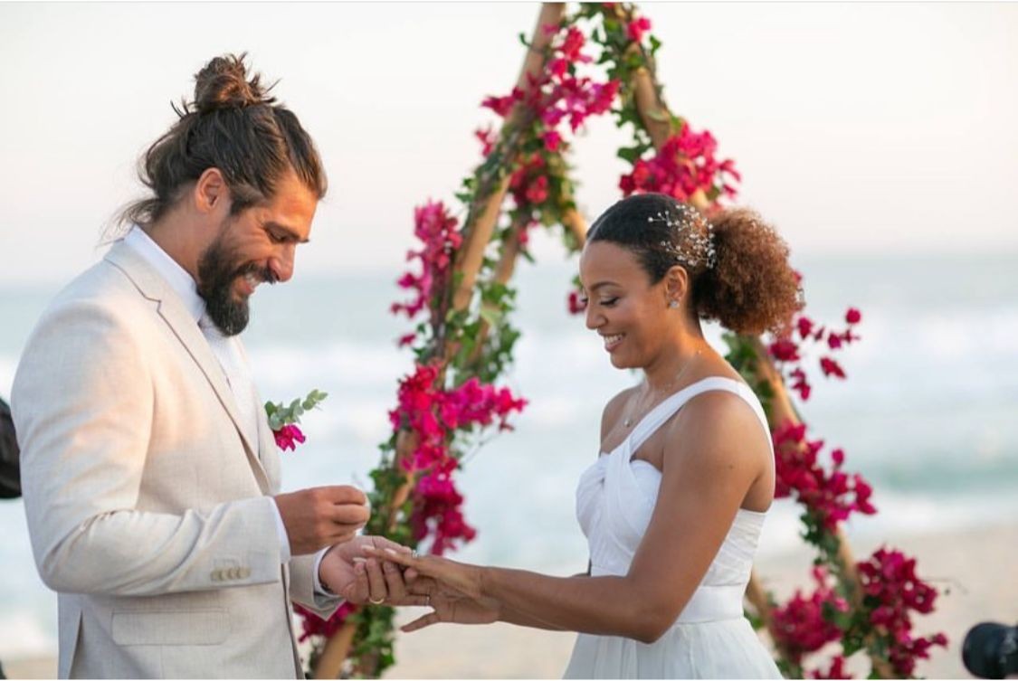 Sheron Menezzes se casou com Saulo Camelo após dez anos de relacionamento. A cerimônia aconteceu em 23 de abril em uma praia em Saquarema, no Rio de Janeiro