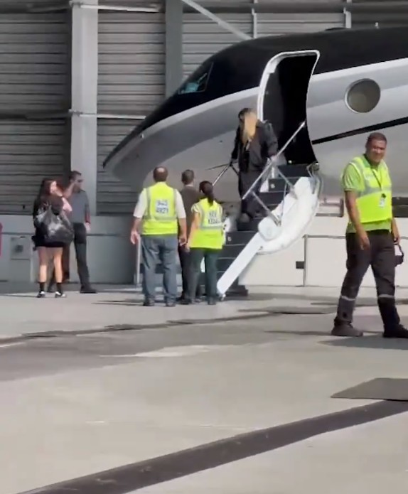 Madonna desembarca no Rio de Janeiro: cantora chega ao Aeroporto Tom Jobim - Galeão na manhã desta segunda-feira (29) - Foto: Reprodução/G1