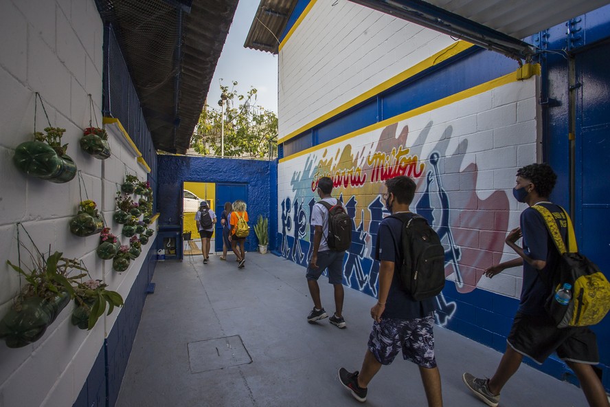 Retorno de alunos à escola estadual em São Paulo após pandemia