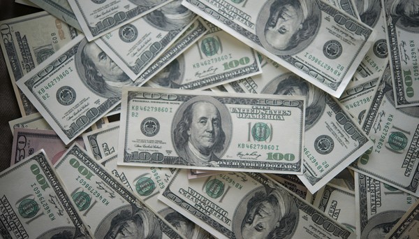 Por que o dólar voltou a R$ 5? A alta veio para ficar?