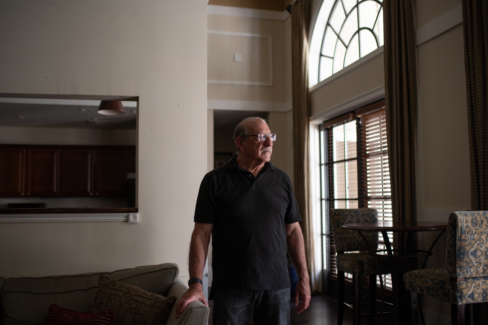 Barry Heitin foi vítima de um sofisticado golpe online, em seu prédio de apartamentos em Arlington, Virgínia. — Foto: Hailey Sadler/The New York Times