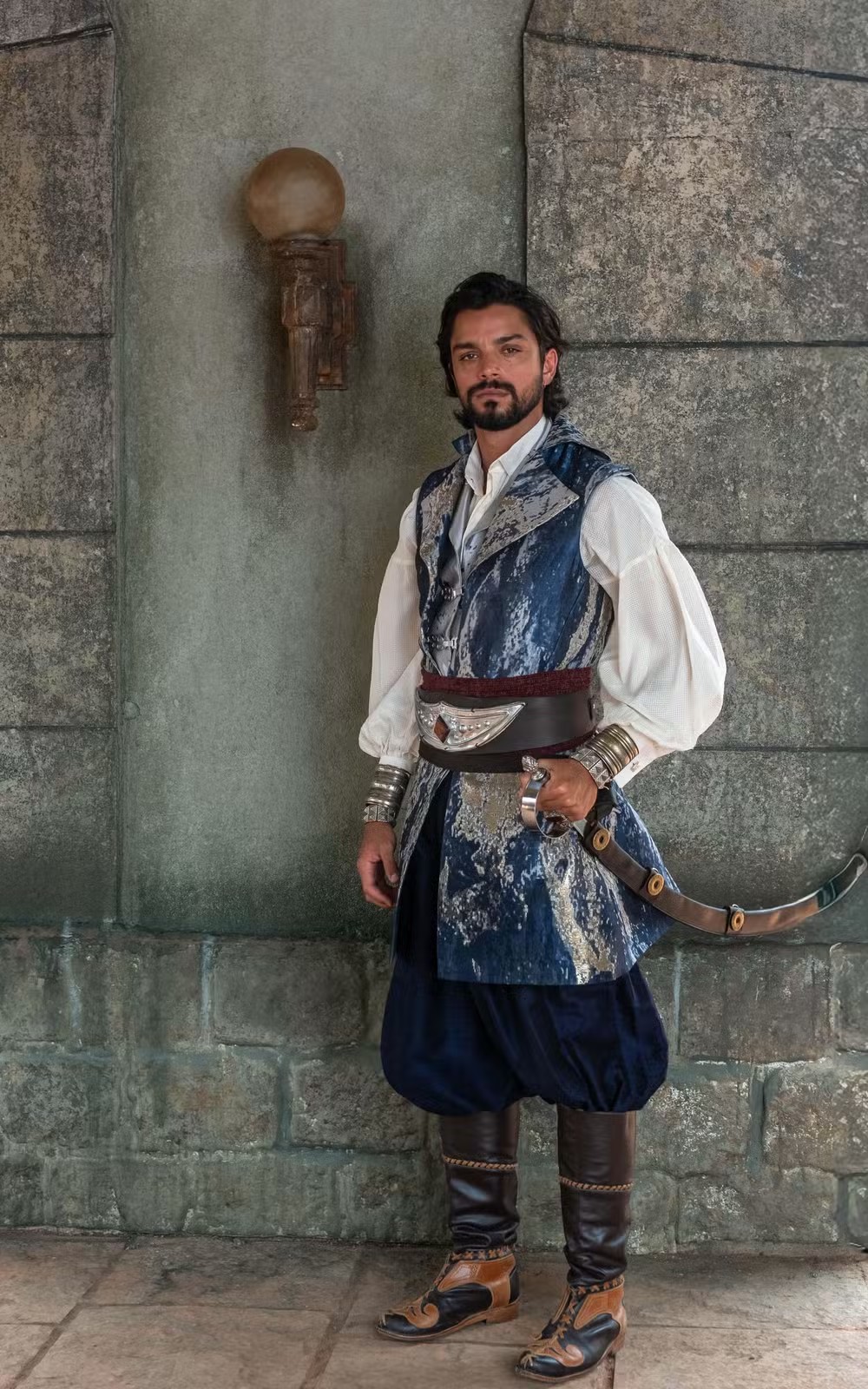 O turco Omar (Rodrigo Simas) é perdidamente apaixonado pela princesa Alika (Duda Santos), a quem ajuda na fuga para o Brasil — Foto: TV Globo/Estevam Avellar