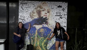 Mural que inspirou figurino usado por Madonna vira atração em Copacabana e continua atraindo fãs 