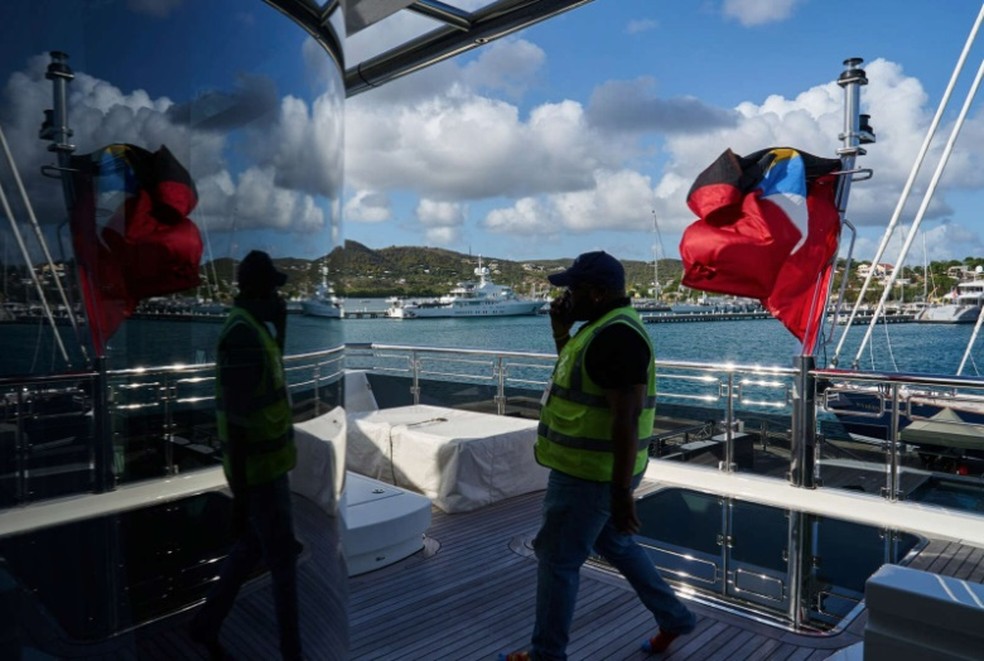 Guarda de segurança a bordo do Alfa Nero, que há um ano está atracado em Falmouth Harbour, na Antígua — Foto:  Bing Guan/Bloomberg