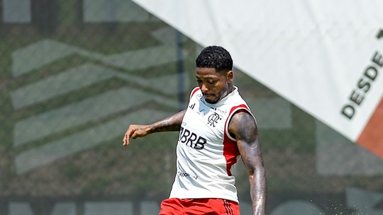 Marinho alega constrangimento por não encontrar elenco do Flamengo e treina em casa