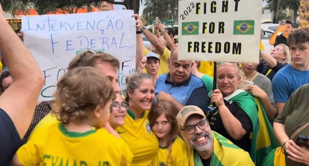 Allan dos Santos posa ao lado de bolsonaristas que pedem intervenção federal — Foto: Reprodução