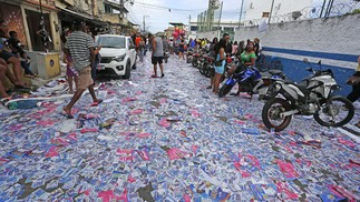 Santinhos enchem rua próxima ao Colégio Estadual Presidente Kennedy, em Belford Roxo, na Baixada Fluminense — Foto: Fabiano Rocha / Agência O Globo