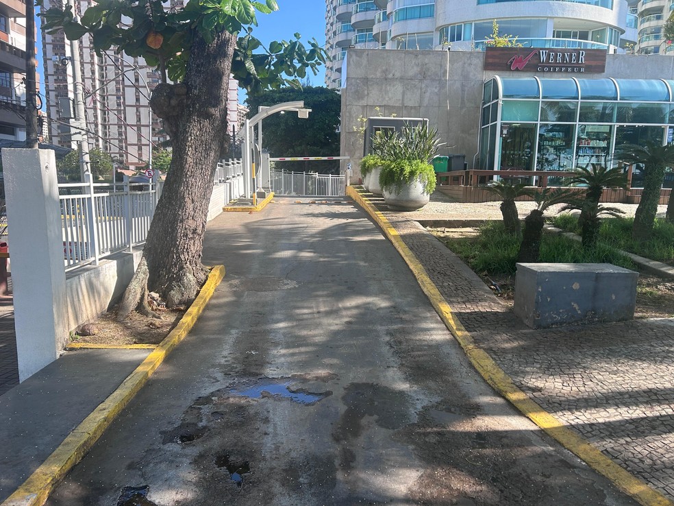 Local do crime, em frente à garagem do hotel, na Barra da Tijuca, já foi limpo — Foto: Gabriel de Paiva