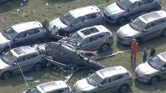 Helicópteros caem e atingem carros em pátio no Recreio dos Bandeirantes; seis pessoas morreram Helicópteros caem e atingem carros em pátio no Recreio dos Bandeirantes; seis pessoas morreram