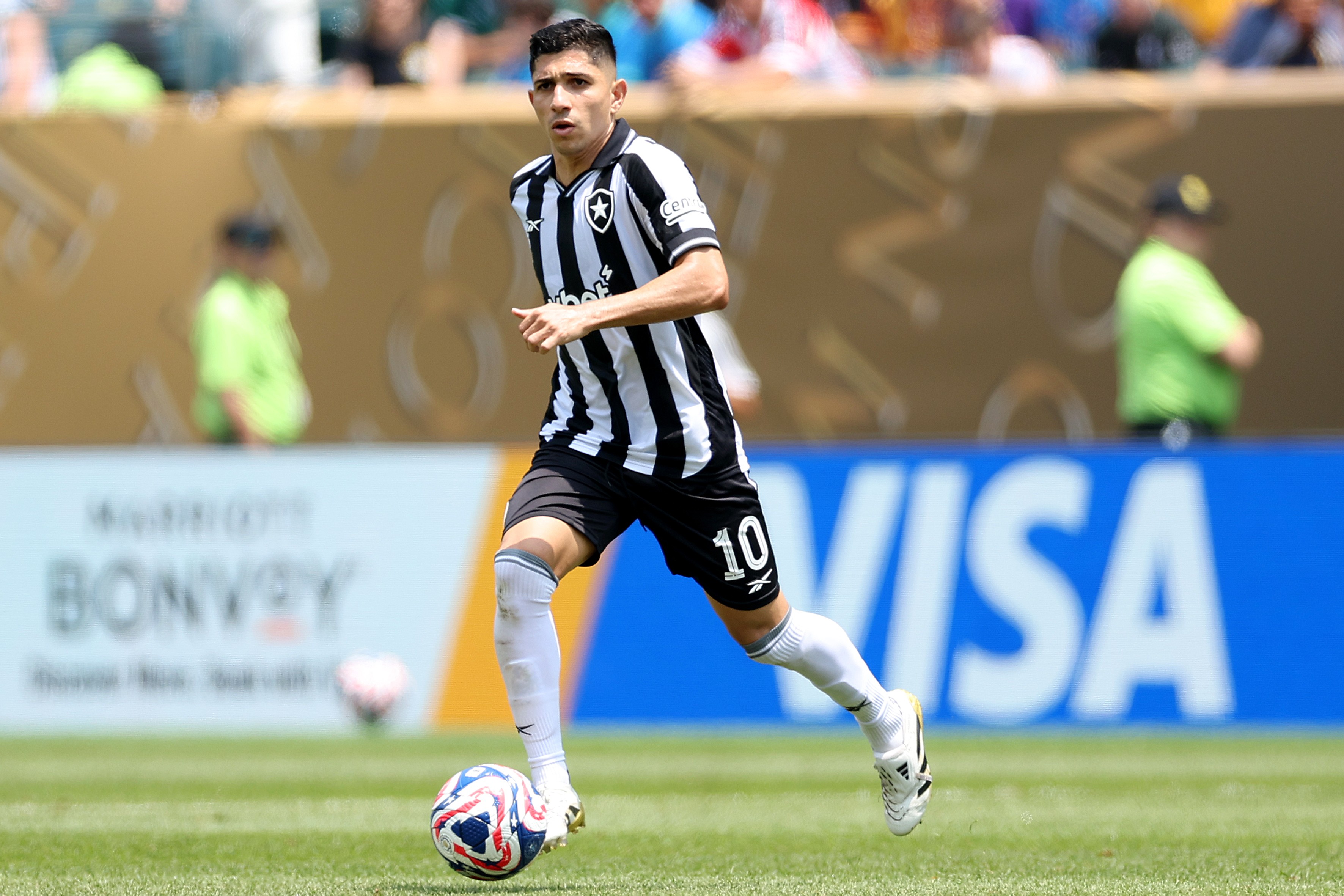 Dinheiro vai para o Botafogo ou o Lyon? Entenda imbróglio com iminente venda de Savarino