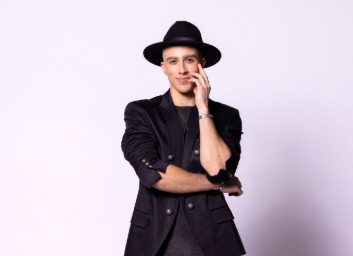 João Pedro Chaseliov vive Paulo Gustavo no teatro: 