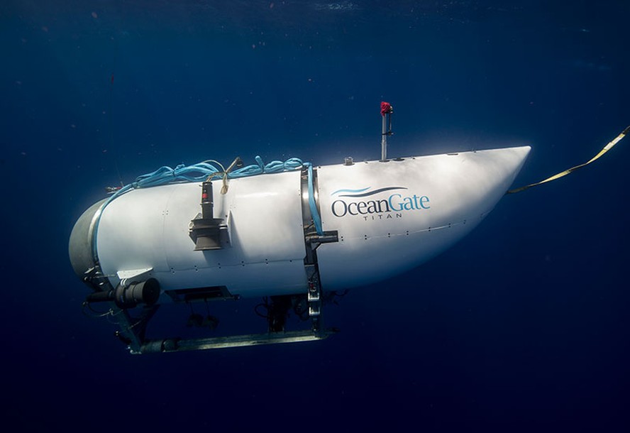 Um submarino no fundo do oceano com uma escotilha onde seja