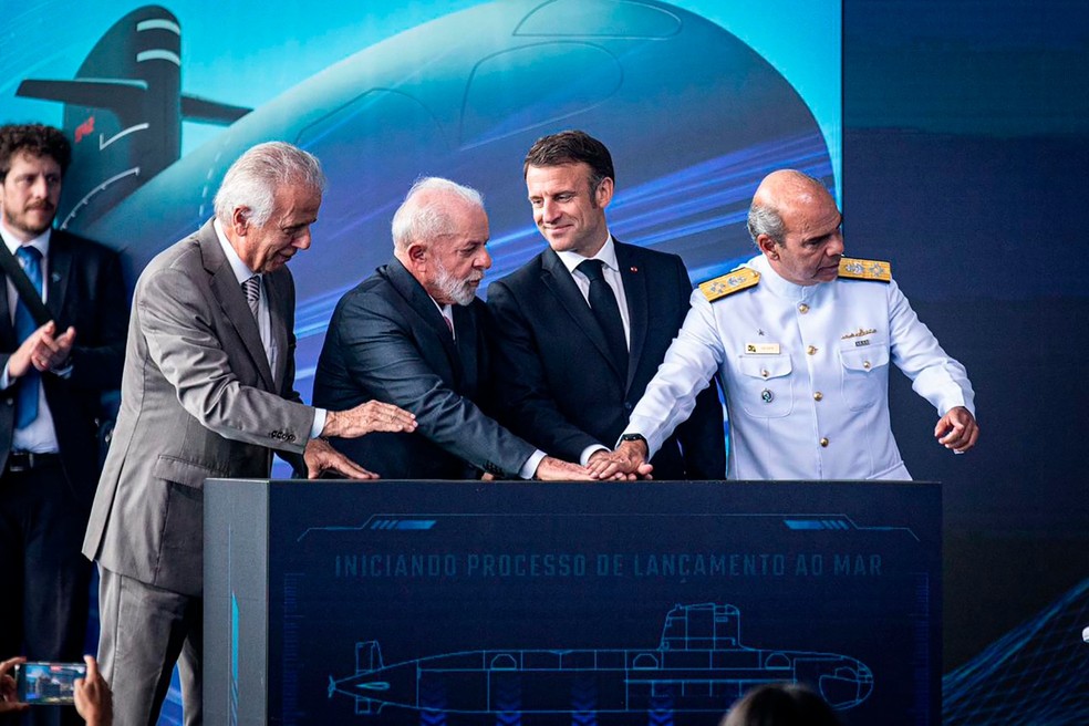 O ministro da Defesa, Jos&eacute; M&uacute;cio, o presidente Lula, o presidente franc&ecirc;s Emmanuel Macron e o comandante da Marinha Marcos Sampaio Olsen lan&ccedil;am o submarino Tonelero ao mar &mdash; Foto: Reprodu&ccedil;&atilde;o &mdash; Foto: Hermes de Paula / Ag&ecirc;ncia O Globo