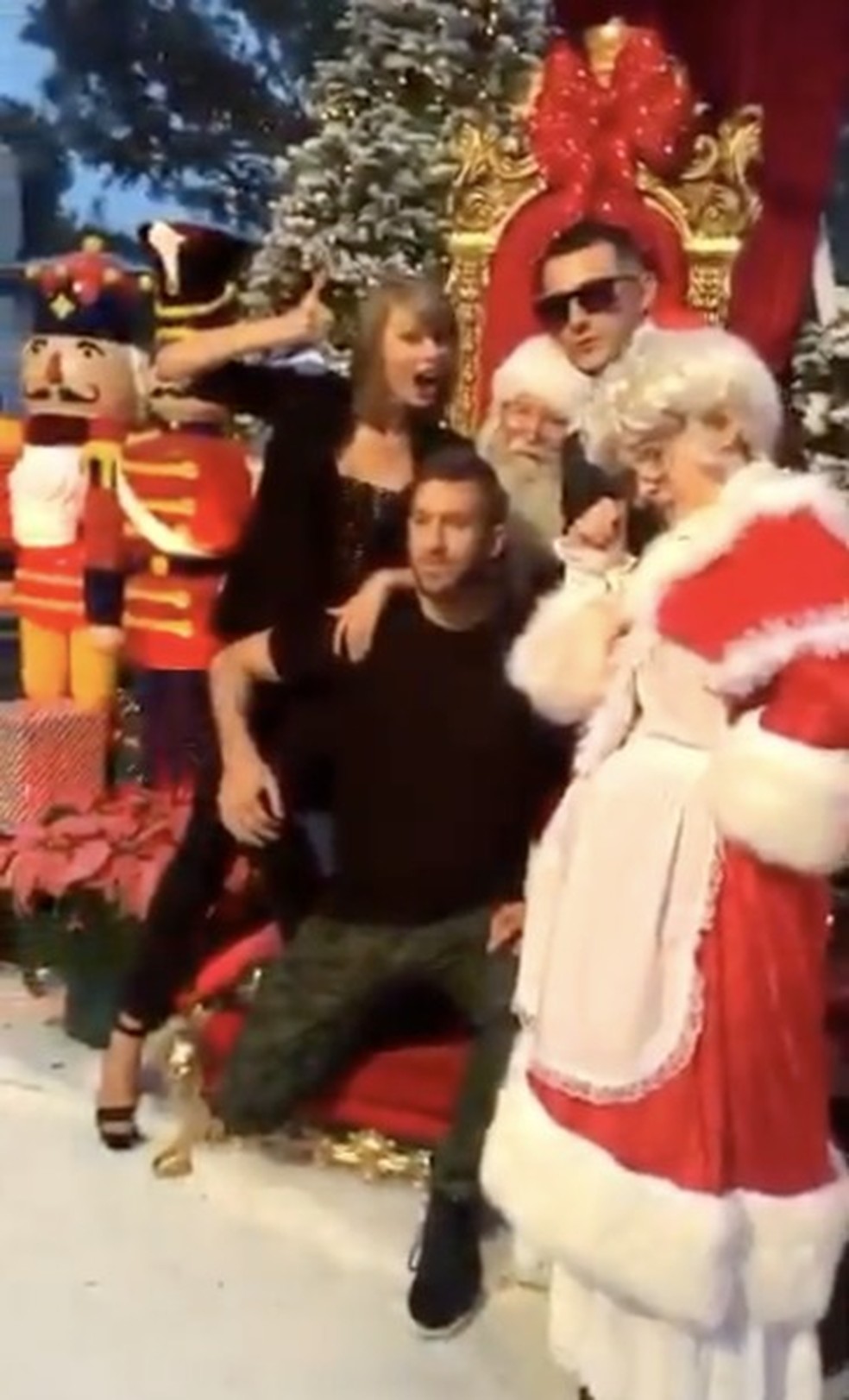 Taylor Swift e o então namorado, Calvin Harris, passaram o aniversário de 26 anos dela na casa de um amigo em Malibu — Foto: Snapchat/DJ Snake