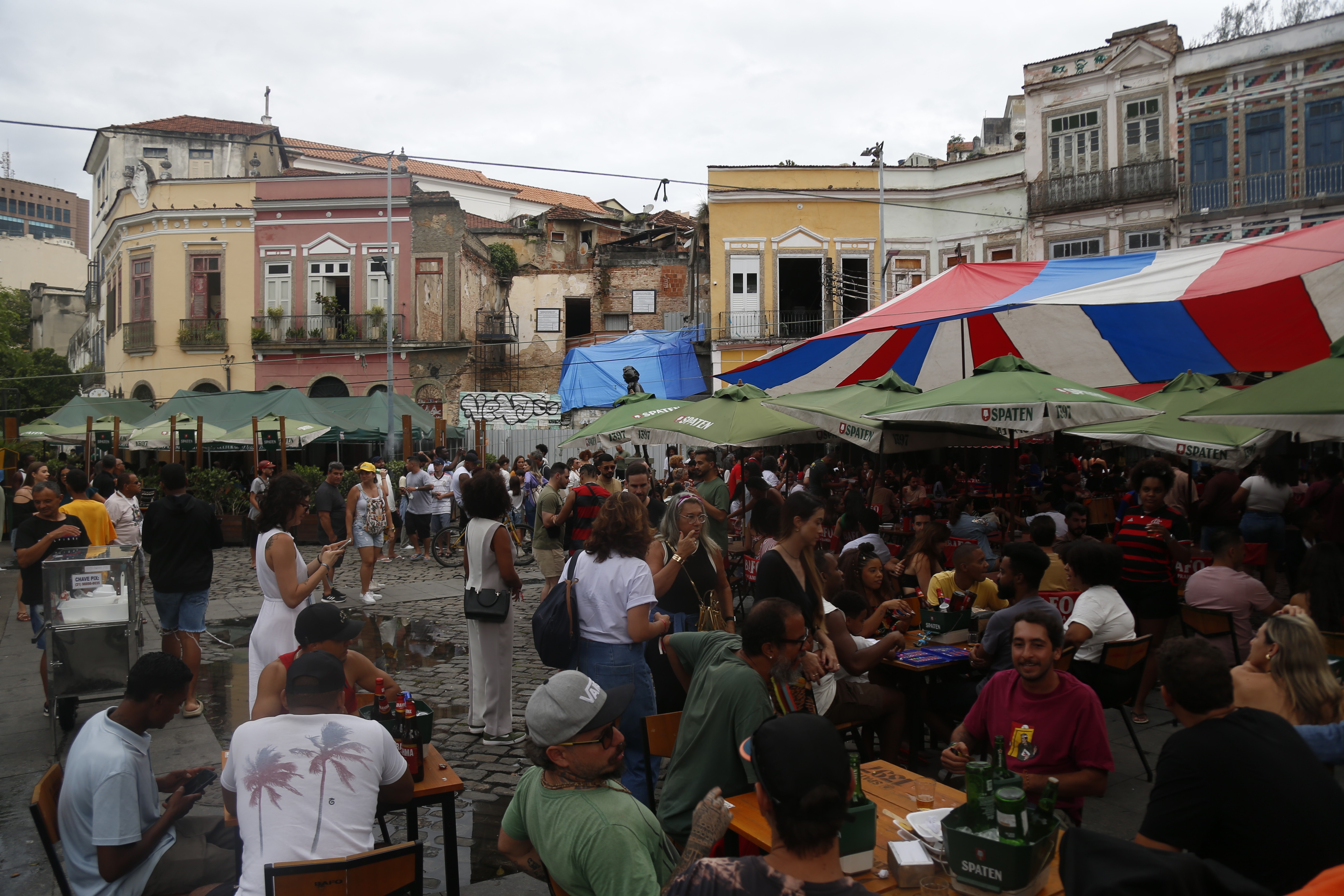 Bares, restaurante e roda de samba no Largo da Prainha atraem público do G20 Social para almoço e happy hour