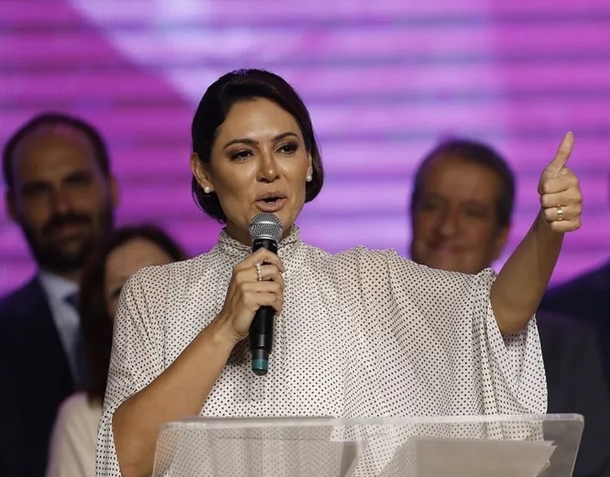 Michelle Bolsonaro adota nova postura sobre se candidatar à