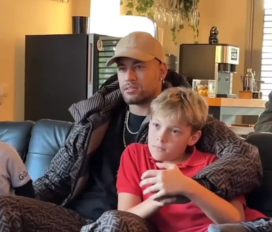 Neymar celebra aniversário do filho, mas jantar vira alvo de memes nas redes sociais
