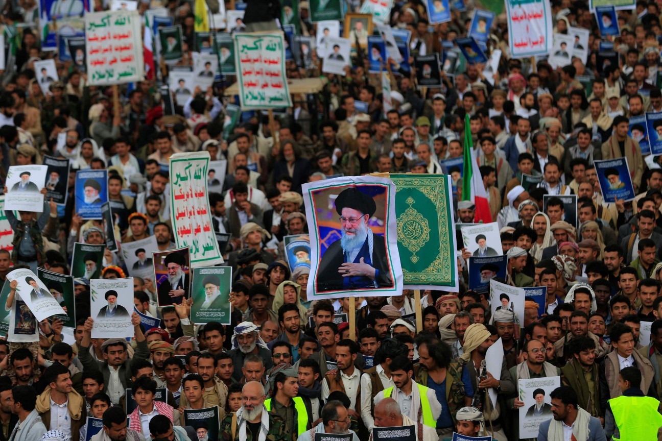 Bloqueio em Ormuz desloca petróleo ao Mar Vermelho e amplia riscos em área controlada pelos houthis, aliados do Irã