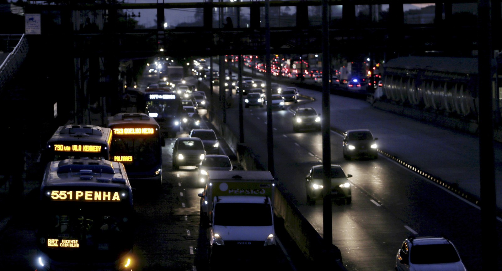 No sentido Centro, ladrões roubam ônibus no trecho da Zona Oeste até Deodoro, por ainda não haver faixa seletiva   — Foto: Marcelo Theobald/Agência O Globo