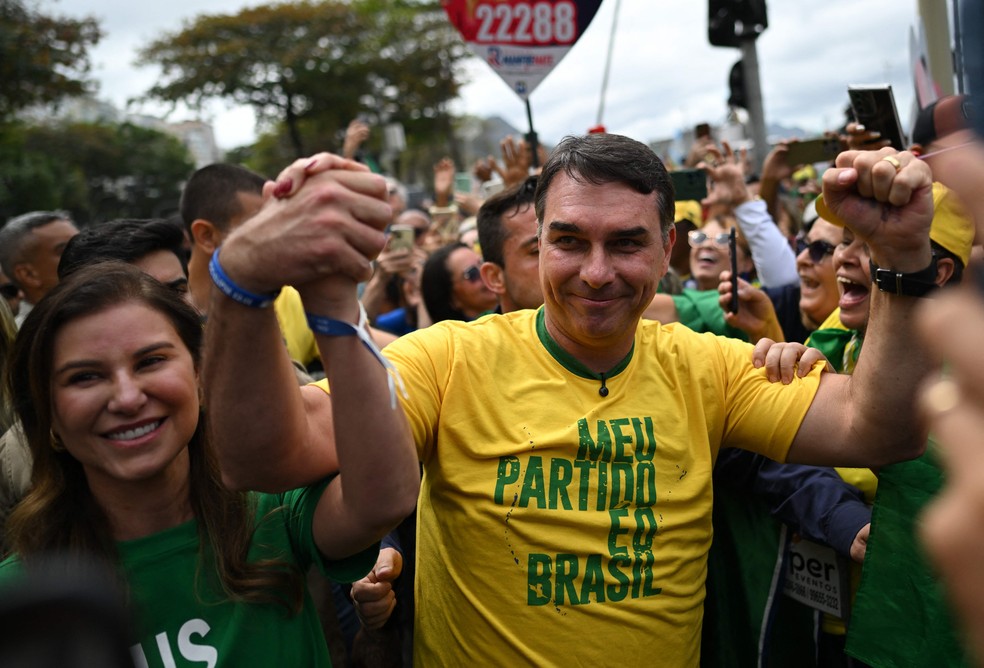 O senador Fl&aacute;vio Bolsonaro (PL) realiza ato em Copacabana para lan&ccedil;ar candidatura &agrave; Presid&ecirc;ncia &mdash; Foto: Mauro Pimentel/AFP
