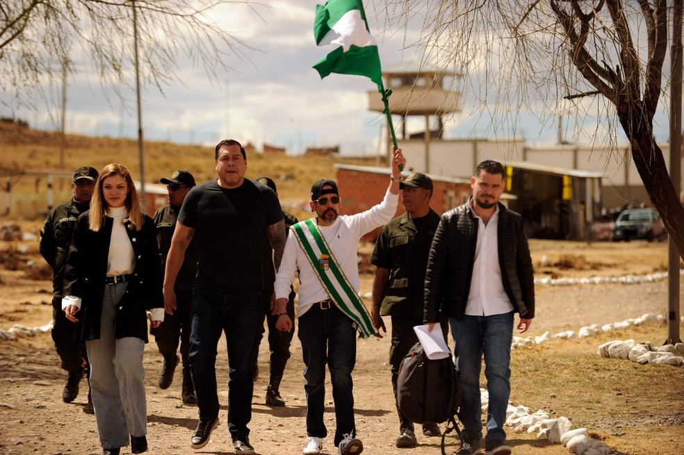 Camacho deixa a prisão hasteando a bandeira do estado de Santa Cruz de la Sierra, de onde foi governador — Foto: AFP