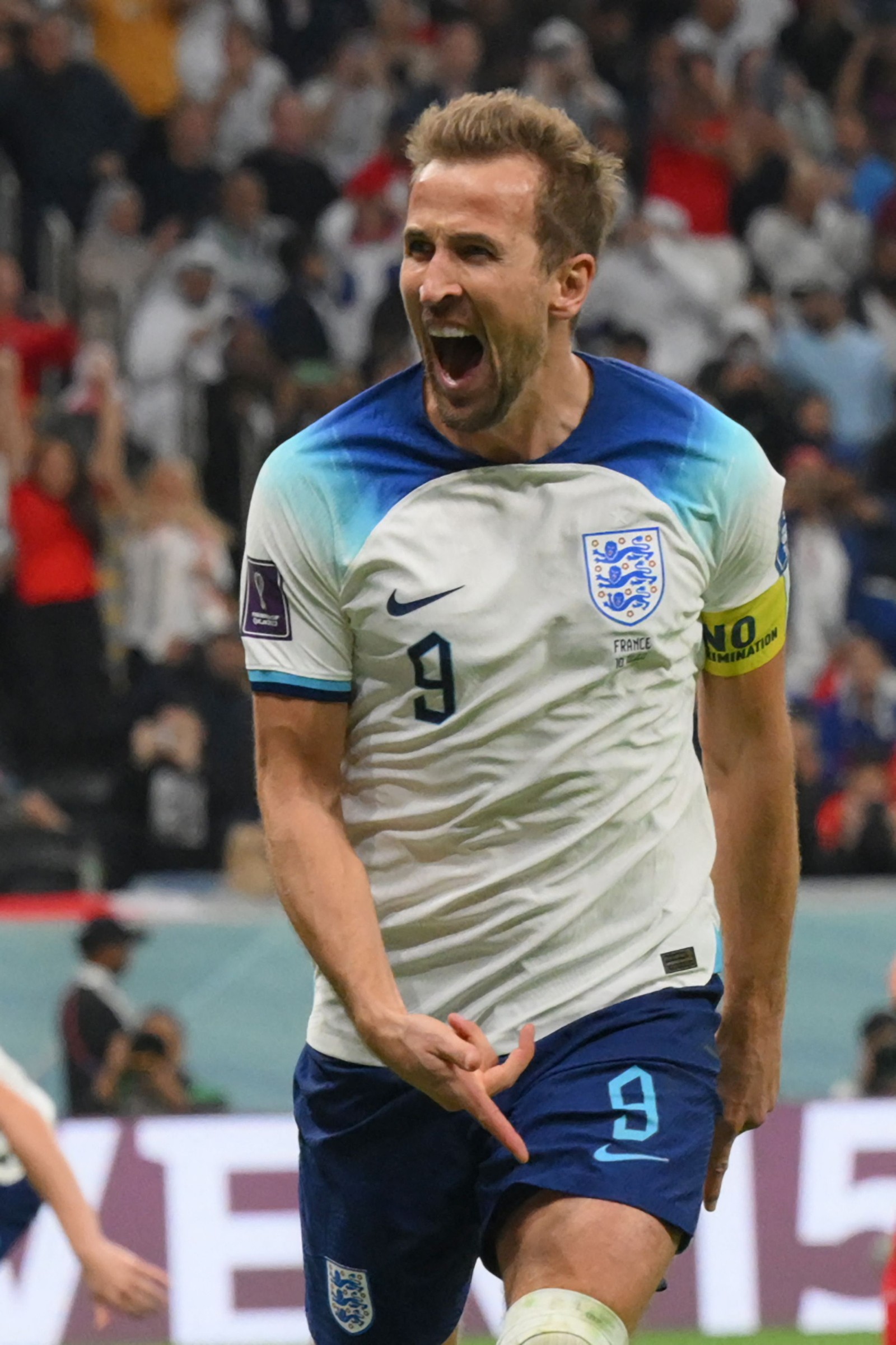Harry Kane comemora gol de pênalti que empatou jogo em 1 a 1 contra a França — Foto: PAUL ELLIS/AFP