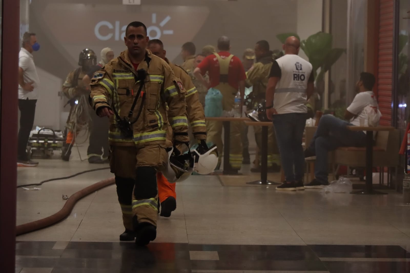 Bombeiros tentam controlar incêndio no Shopping Tijuca — Foto: Giampaolo Morgado Braga