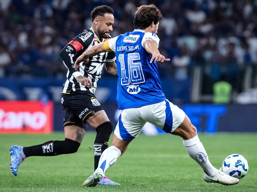 Neymar disputa a bola com Lucas Silva na vit&oacute;ria do Santos sobre o Cruzeiro