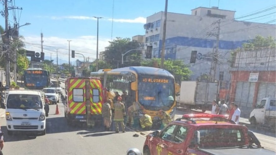 Acidente entre BRT e moto em Vaz Lobo deixa dois feridos