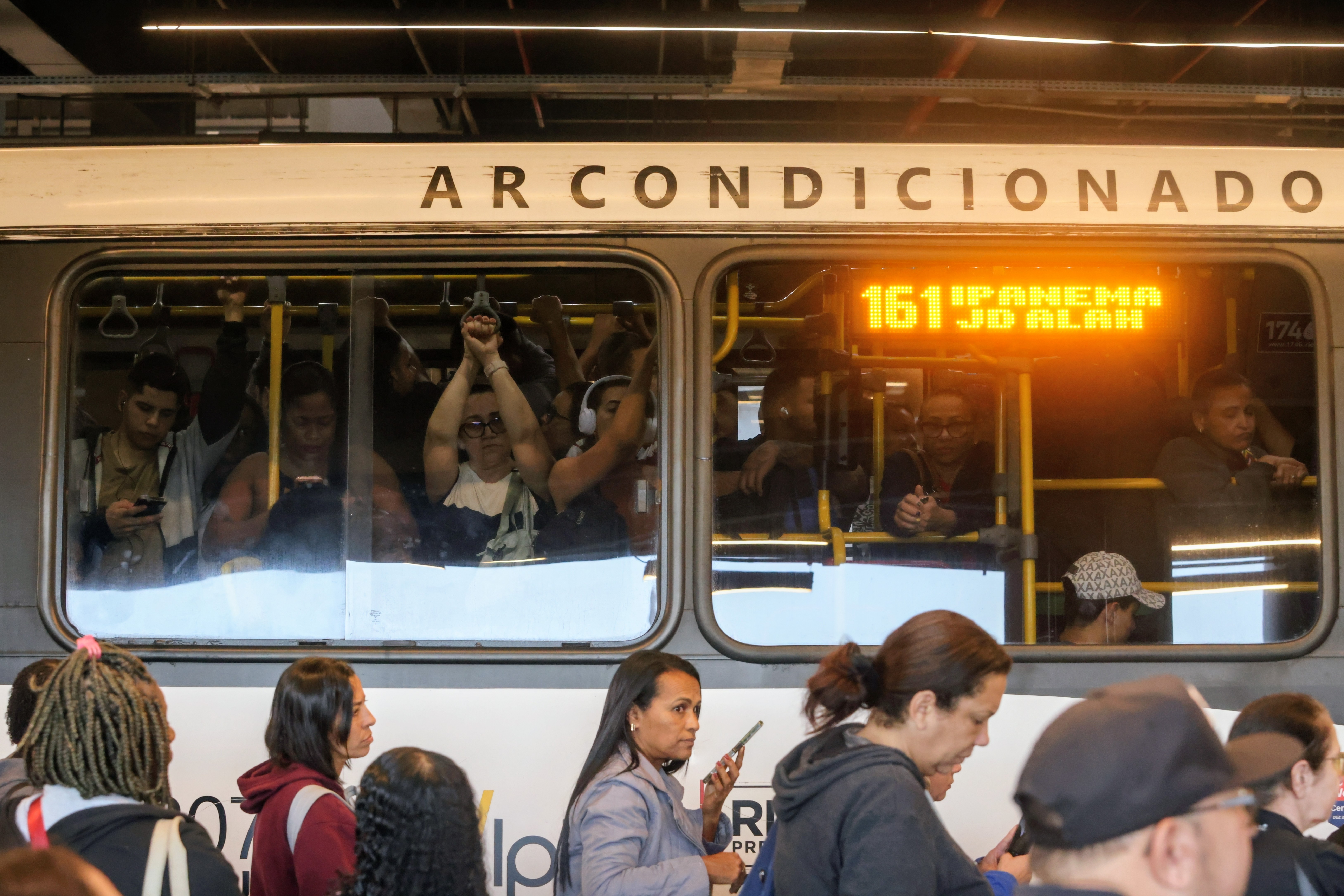 Passageiros enfrentam falta de ônibus e pontos lotados em segundo dia de greve dos rodoviários no Rio