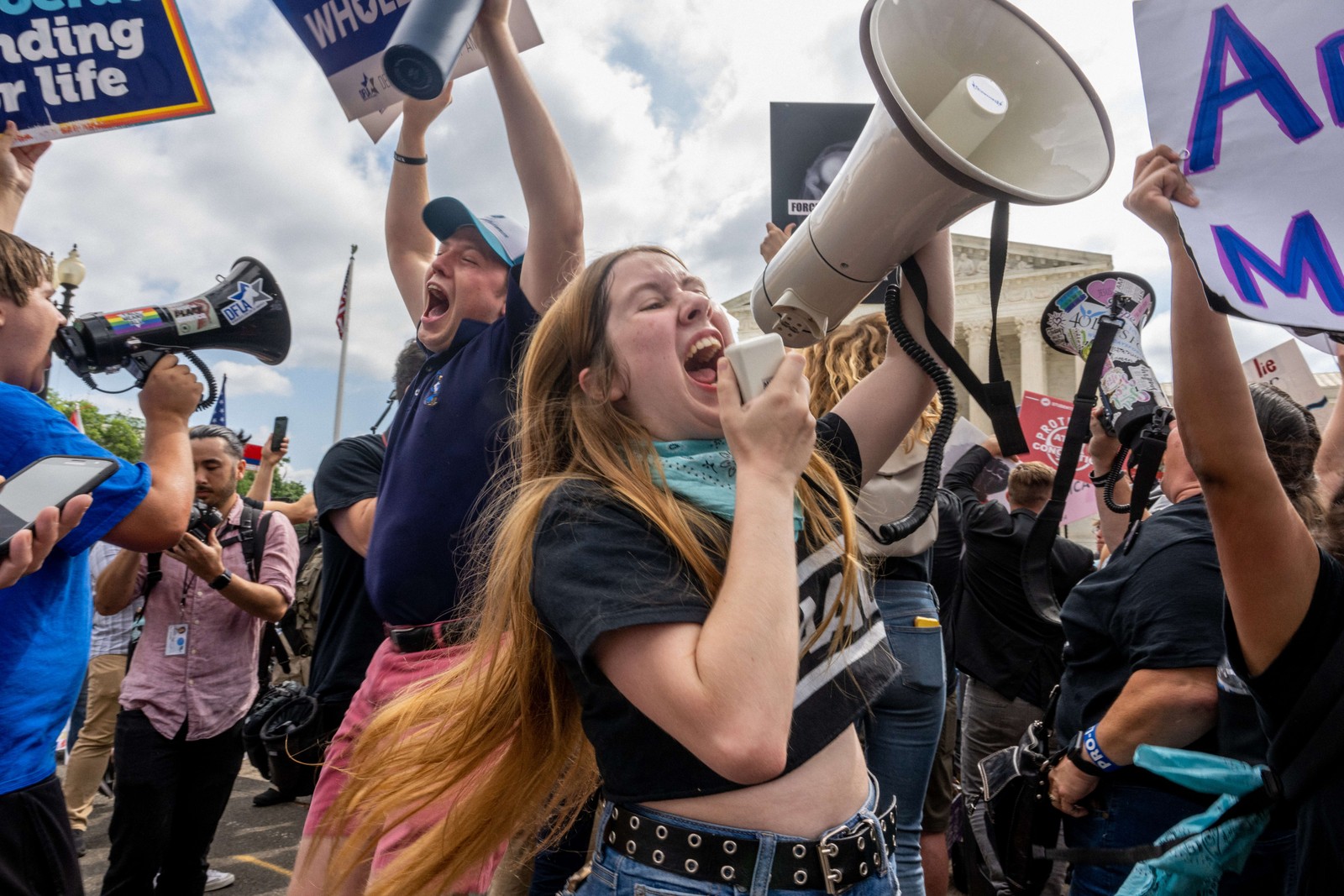 Ativistas antiaborto comemoram nas ruas de Washington — Foto: Brandon Bell / AFP