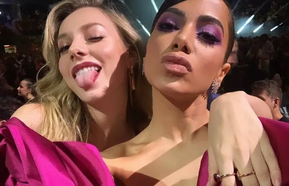 Anitta (à direita) e Ester Exposito, em 2019: amigas — Foto: Reprodução/Instagram