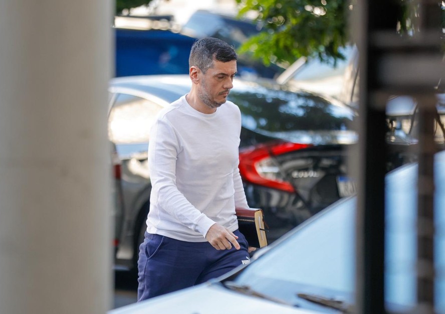 Bacellar chega a unidade da Polícia federal com bíblia na mão