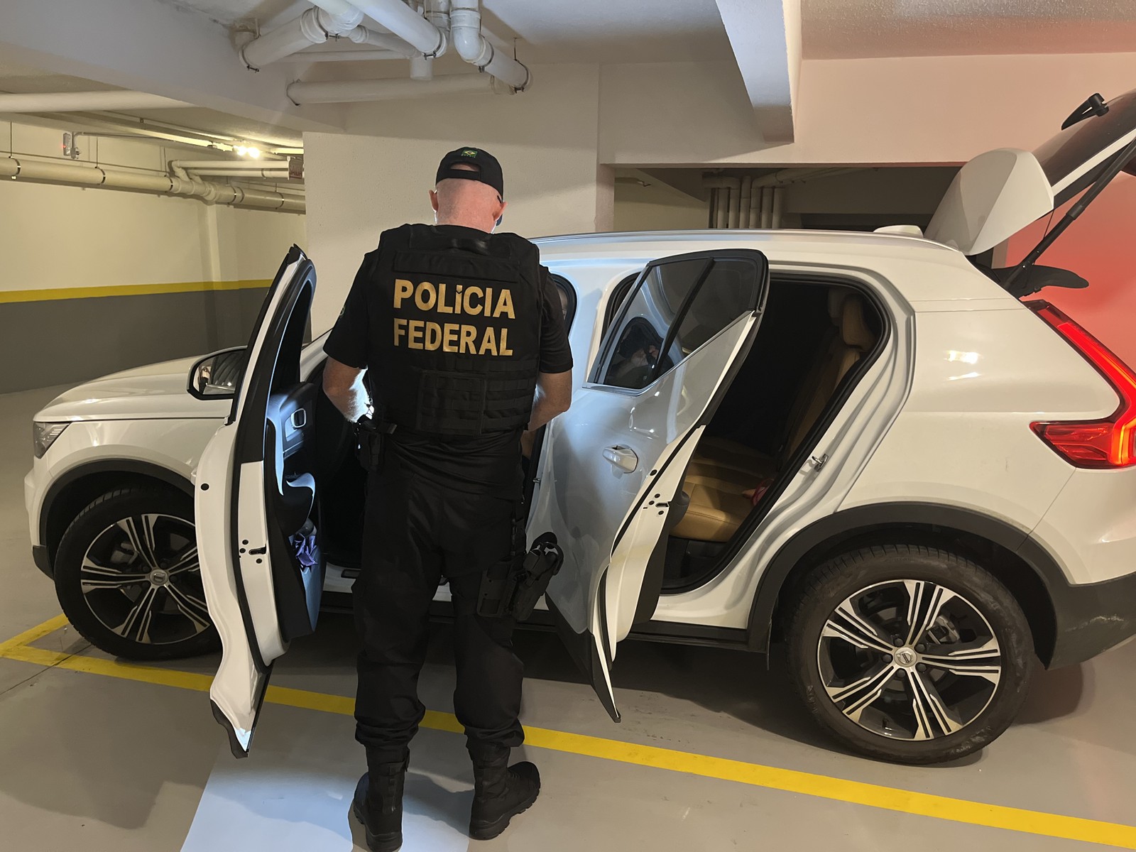 Agente da PF apreende carro de integrante de quadrilha de tráfico de drogas — Foto: Divulgação/PF