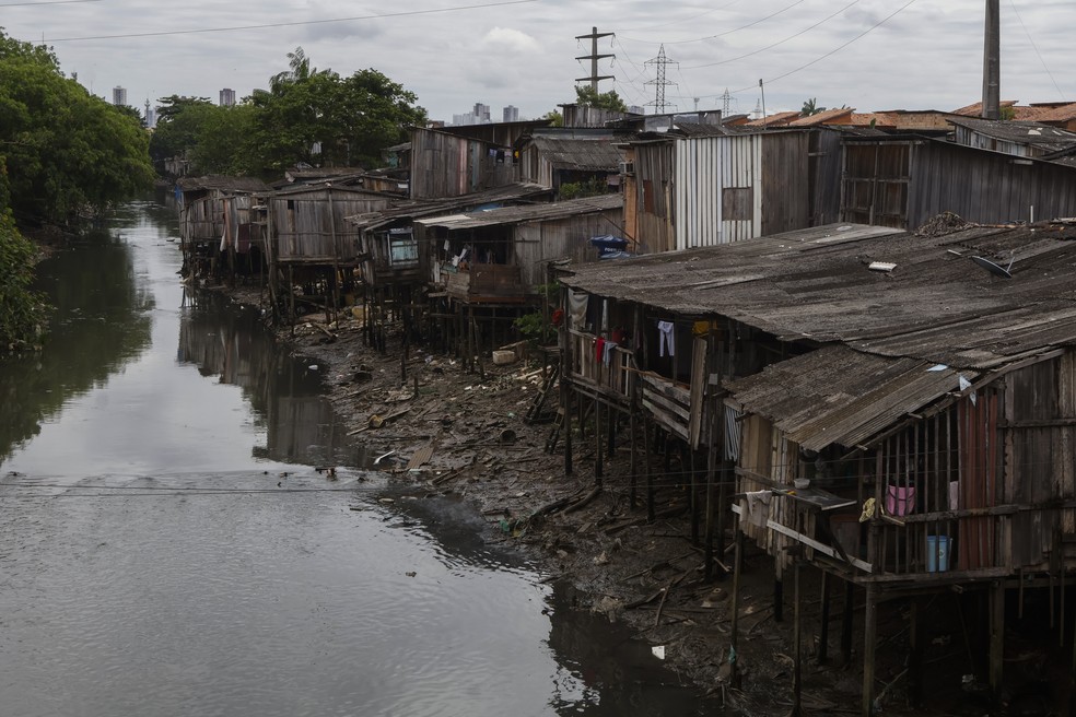 Palafitas às margens do Rio Tucunduba em Belém, no Pará (acima). Quase metade da população brasileira não conta com coleta de esgoto — Foto: Oswaldo Forte/Fotoarena/Agência O Globo