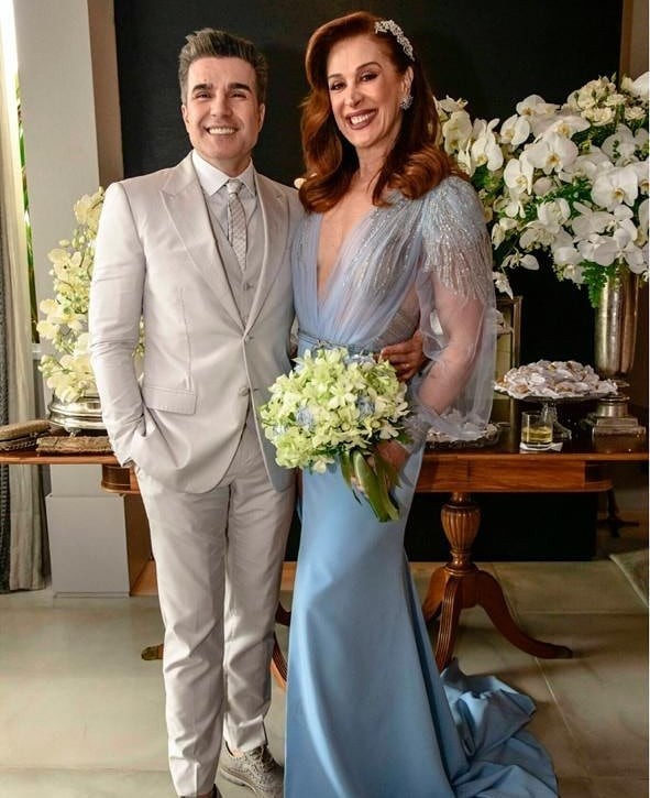 Claudia Raia se casou com Jarbas Homem de Mello usando um vestido azul — Foto: Reprodução / Instagram
