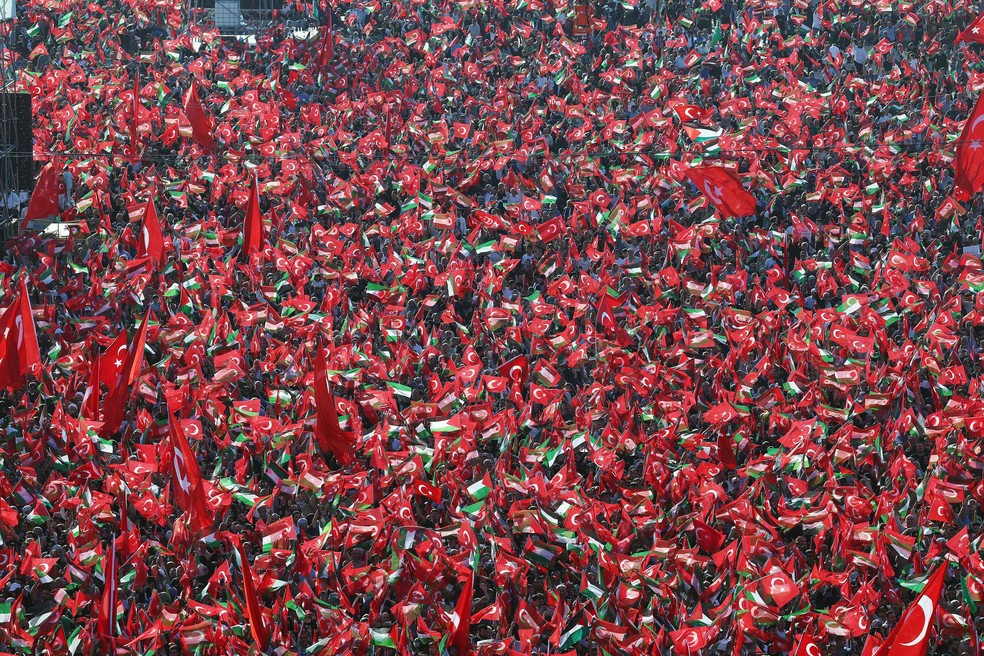 Comício pró-Palestina reúne milhares de pessoas em Istambul — Foto: Presidência da Turquia / AFP