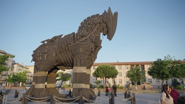 Com Cavalo de Troia gigante como símbolo, Turquia empresta m