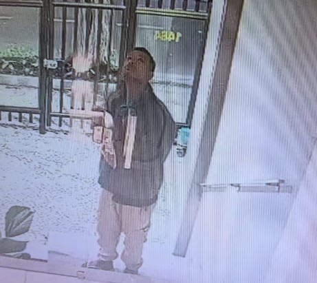 Câmeras flagram invasão de prédio em Ipanema; ladrão levou b