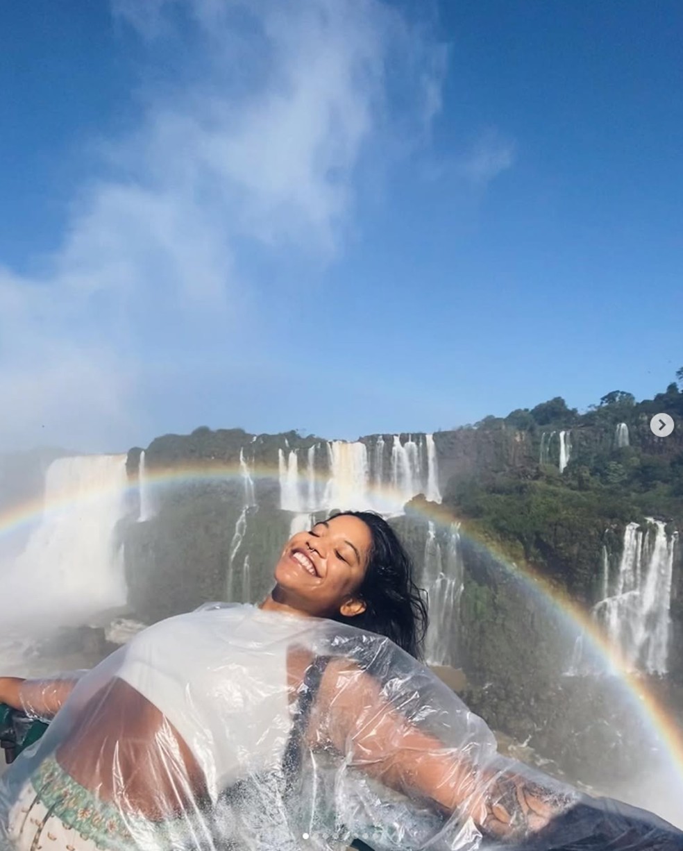 Em 2024, Juliana visita as cataratas de Foz do Iguaçu, no Paraná. A fotografia é outra paixão da jovem, que fez curso para aprimorar os conhecimentos na arte — Foto: Álbum de família