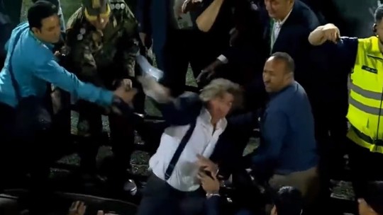 Ex-Vasco, treinador português briga com árbitro e torcida no Irã e precisa ser contido; vídeo