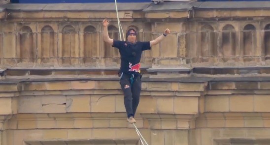 Tricampeão mundial de slackline cruza fita suspensa a 180 me