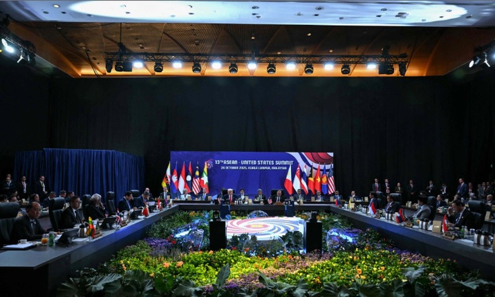 O presidente dos EUA, Donald Trump, e chefes de Estado da região participam da 13ª Cúpula Asean-Estados Unidos durante a 47ª Cúpula da Associação das Nações do Sudeste Asiático (Asean), em Kuala Lumpur, — Foto: Andrew Caballero-Reynolds/AFP